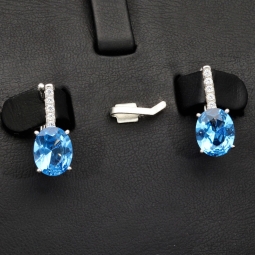 Edle Ohrringe / Ohrboutons aus 925 Sterling Silber bestückt mit 2 großen, leuchtenden blauen Zirkoniasteinen und 10 brillantgeschliffene, strahlende weiße Zirkonia