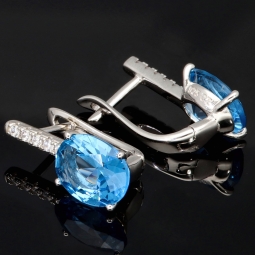 Edle Ohrringe / Ohrboutons aus 925 Sterling Silber bestückt mit 2 großen, leuchtenden blauen Zirkoniasteinen und 10 brillantgeschliffene, strahlende weiße Zirkonia