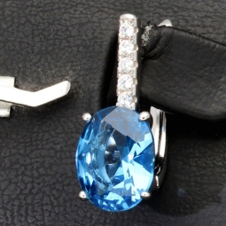 Edle Ohrringe / Ohrboutons aus 925 Sterling Silber bestückt mit 2 großen, leuchtenden blauen Zirkoniasteinen und 10 brillantgeschliffene, strahlende weiße Zirkonia