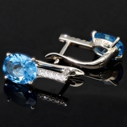 Edle Ohrringe / Ohrboutons aus 925 Sterling Silber bestückt mit 2 großen, leuchtenden blauen Zirkoniasteinen und 10 brillantgeschliffene, strahlende weiße Zirkonia