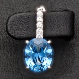 Edle Ohrringe / Ohrboutons aus 925 Sterling Silber bestückt mit 2 großen, leuchtenden blauen Zirkoniasteinen und 10 brillantgeschliffene, strahlende weiße Zirkonia