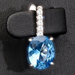 Edle Ohrringe / Ohrboutons aus 925 Sterling Silber bestückt mit 2 großen, leuchtenden blauen Zirkoniasteinen und 10 brillantgeschliffene, strahlende weiße Zirkonia