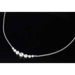 Exquisites Collier aus Sterling Silber 925, rhodiniert und poliert, mit eingearbeitetem Zierelement, bestückt mit größeren, eingefassten Zirkonia (Diamantimitat, Brillantschliff) ca. 44-49 cm Länge verstellbar