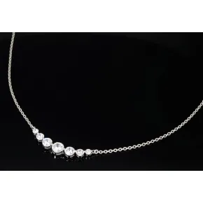 Exquisites Collier aus Sterling Silber 925, rhodiniert und poliert, mit eingearbeitetem Zierelement, bestückt mit größeren, eingefassten Zirkonia (Diamantimitat, Brillantschliff) ca. 44-49 cm Länge verstellbar