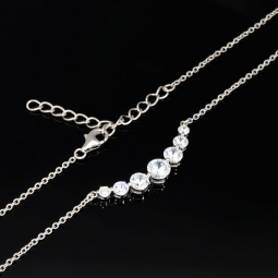 Exquisites Collier aus Sterling Silber 925, rhodiniert und poliert, mit eingearbeitetem Zierelement, bestückt mit größeren, eingefassten Zirkonia (Diamantimitat, Brillantschliff) ca. 44-49 cm Länge verstellbar