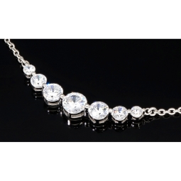 Exquisites Collier aus Sterling Silber 925, rhodiniert und poliert, mit eingearbeitetem Zierelement, bestückt mit größeren, eingefassten Zirkonia (Diamantimitat, Brillantschliff) ca. 44-49 cm Länge verstellbar