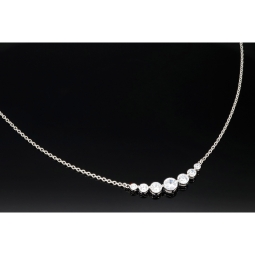 Exquisites Collier aus Sterling Silber 925, rhodiniert und poliert, mit eingearbeitetem Zierelement, bestückt mit größeren, eingefassten Zirkonia (Diamantimitat, Brillantschliff) ca. 44-49 cm Länge verstellbar