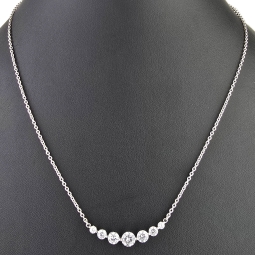 Exquisites Collier aus Sterling Silber 925, rhodiniert und poliert, mit eingearbeitetem Zierelement, bestückt mit größeren, eingefassten Zirkonia (Diamantimitat, Brillantschliff) ca. 44-49 cm Länge verstellbar