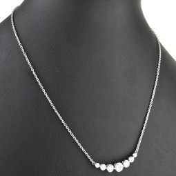 Exquisites Collier aus Sterling Silber 925, rhodiniert und poliert, mit eingearbeitetem Zierelement, bestückt mit größeren, eingefassten Zirkonia (Diamantimitat, Brillantschliff) ca. 44-49 cm Länge verstellbar