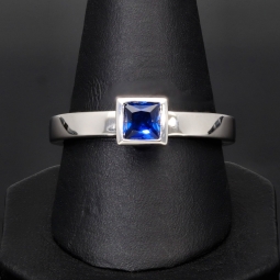 Stilvoller Ring mit saphirblauen prinzessgeschliffenem Stein in Zargenfassung aus Sterling Silber 925 - RG ca. 60