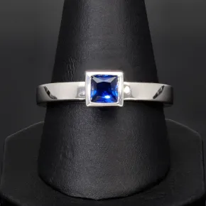 Stilvoller Ring mit saphirblauen prinzessgeschliffenem Stein in Zargenfassung aus Sterling Silber 925 - RG ca. 60