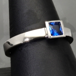 Stilvoller Ring mit saphirblauen prinzessgeschliffenem Stein in Zargenfassung aus Sterling Silber 925 - RG ca. 60