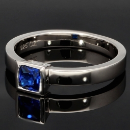 Stilvoller Ring mit saphirblauen prinzessgeschliffenem Stein in Zargenfassung aus Sterling Silber 925 - RG ca. 60