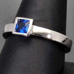 Stilvoller Ring mit saphirblauen prinzessgeschliffenem Stein in Zargenfassung aus Sterling Silber 925 - RG ca. 60