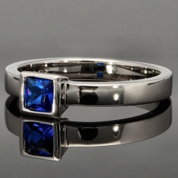 Stilvoller Ring mit saphirblauen prinzessgeschliffenem Stein in Zargenfassung aus Sterling Silber 925 - RG ca. 60