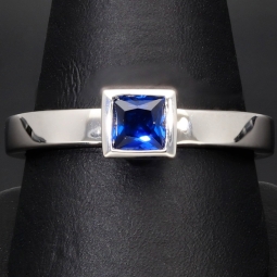 Stilvoller Ring mit saphirblauen prinzessgeschliffenem Stein in Zargenfassung aus Sterling Silber 925 - RG ca. 60