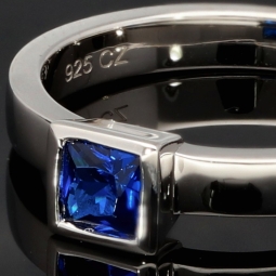 Stilvoller Ring mit saphirblauen prinzessgeschliffenem Stein in Zargenfassung aus Sterling Silber 925 - RG ca. 60