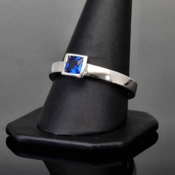 Stilvoller Ring mit saphirblauen prinzessgeschliffenem Stein in Zargenfassung aus Sterling Silber 925 - RG ca. 60