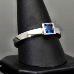 Stilvoller Ring mit saphirblauen prinzessgeschliffenem Stein in Zargenfassung aus Sterling Silber 925 - RG ca. 60