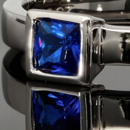 Stilvoller Ring mit saphirblauen prinzessgeschliffenem Stein in Zargenfassung aus Sterling Silber 925 - RG ca. 60