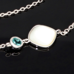 Außergewöhnliche Halskette aus rhodiniertem 925er Silber mit Zirkonia, paraibafarbenem Topas-Imitat & 2 Perlmutt-Steinen