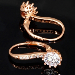 Glänzende Ohrringe aus 925er Silber Rosévergoldet mit funkelnden Zirkonia (Diamant-Imitation-Steine, Brillantschliff)