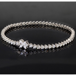 Schmetterling-Armband aus rhodiniertem 925er Sterling Silber mit 61 funkelnden Zirkoniasteinen im Brillantschliff (Diamantimitationen ca. 3,25 Karat gesamt) ca: 19,5cm
