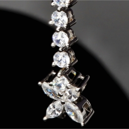 Schmetterling-Armband aus rhodiniertem 925er Sterling Silber mit 61 funkelnden Zirkoniasteinen im Brillantschliff (Diamantimitationen ca. 3,25 Karat gesamt) ca: 19,5cm