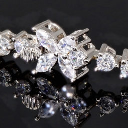 Schmetterling-Armband aus rhodiniertem 925er Sterling Silber mit 61 funkelnden Zirkoniasteinen im Brillantschliff (Diamantimitationen ca. 3,25 Karat gesamt) ca: 19,5cm