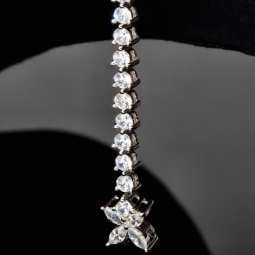 Schmetterling-Armband aus rhodiniertem 925er Sterling Silber mit 61 funkelnden Zirkoniasteinen im Brillantschliff (Diamantimitationen ca. 3,25 Karat gesamt) ca: 19,5cm