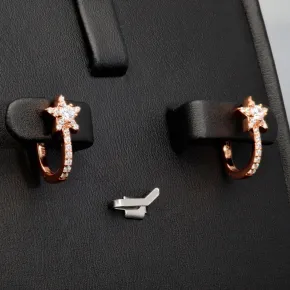 Magischer Sternenglanz – Ohrringe mit funkelnden Zirkonia (Diamant-Imitation-Steine, Brillantschliff) aus edlem 925er Silber in Rosévergoldung