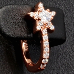 Magischer Sternenglanz – Ohrringe mit funkelnden Zirkonia (Diamant-Imitation-Steine, Brillantschliff) aus edlem 925er Silber  in Rosévergoldung