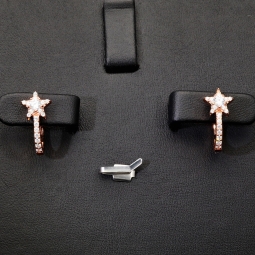 Magischer Sternenglanz – Ohrringe mit funkelnden Zirkonia (Diamant-Imitation-Steine, Brillantschliff) aus edlem 925er Silber  in Rosévergoldung