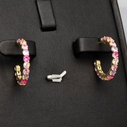 Zeitlos elegante Creolen aus vergoldetem 925 Sterling Silber mit 32 funkelnden Multicolor Zirkonia (Brillantschliff)
