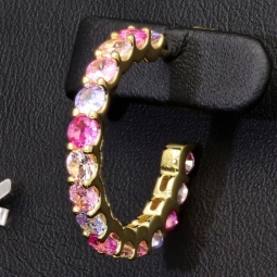 Zeitlos elegante Creolen aus vergoldetem 925 Sterling Silber mit 32 funkelnden Multicolor Zirkonia (Brillantschliff)
