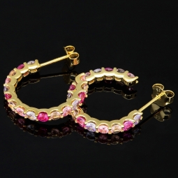 Zeitlos elegante Creolen aus vergoldetem 925 Sterling Silber mit 32 funkelnden Multicolor Zirkonia (Brillantschliff)