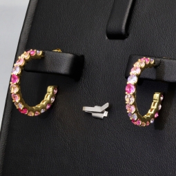 Zeitlos elegante Creolen aus vergoldetem 925 Sterling Silber mit 32 funkelnden Multicolor Zirkonia (Brillantschliff)