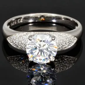 Edler Ring für Damen mit einem hochkarätigen Zirkonia im Brillantschliff (Diamantimitat) und vielen kleinen Zirkonia – 925er Sterling Silber, rhodiniert und poliert - RG ca. 63