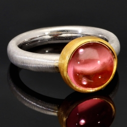 Ring für Damen aus edlem Sterling 925er Silber, halb mattiert und mit einem großen leuchtenden Quarz-Doubletten-Cabochon und vergoldeter Ringkrone - Ringgröße ca. 54