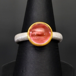 Ring für Damen aus edlem Sterling 925er Silber, halb mattiert und mit einem großen leuchtenden Quarz-Doubletten-Cabochon und vergoldeter Ringkrone - Ringgröße ca. 54
