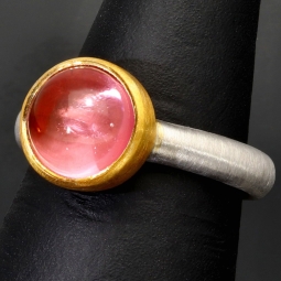 Ring für Damen aus edlem Sterling 925er Silber, halb mattiert und mit einem großen leuchtenden Quarz-Doubletten-Cabochon und vergoldeter Ringkrone - Ringgröße ca. 54