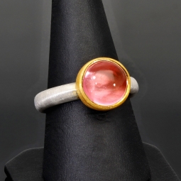 Ring für Damen aus edlem Sterling 925er Silber, halb mattiert und mit einem großen leuchtenden Quarz-Doubletten-Cabochon und vergoldeter Ringkrone - Ringgröße ca. 54