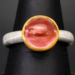 Ring für Damen aus edlem Sterling 925er Silber, halb mattiert und mit einem großen leuchtenden Quarz-Doubletten-Cabochon und vergoldeter Ringkrone - Ringgröße ca. 54