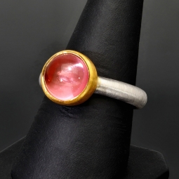 Ring für Damen aus edlem Sterling 925er Silber, halb mattiert und mit einem großen leuchtenden Quarz-Doubletten-Cabochon und vergoldeter Ringkrone - Ringgröße ca. 54