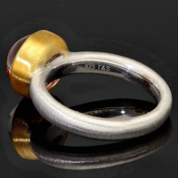 Ring für Damen aus edlem Sterling 925er Silber, halb mattiert und mit einem großen leuchtenden Quarz-Doubletten-Cabochon und vergoldeter Ringkrone - Ringgröße ca. 54
