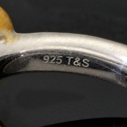 Ring für Damen aus edlem Sterling 925er Silber, halb mattiert und mit einem großen leuchtenden Quarz-Doubletten-Cabochon und vergoldeter Ringkrone - Ringgröße ca. 54