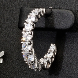 Trendige Creolen / Ohrringe aus 925er Silber, rhodiniert und poliert, besetzt mit funkelnden Zirkonia-Steinen (gesamt ca. 3,20 Karat) im Brillantschliff