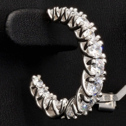 Trendige Creolen / Ohrringe aus 925er Silber, rhodiniert und poliert, besetzt mit funkelnden Zirkonia-Steinen (gesamt ca. 3,20 Karat) im Brillantschliff