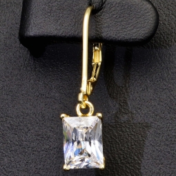 Zeitlose Ohrringe mit Zirkonia (Diamantimitation) im Smaragdschliff treffen auf vergoldetes Sterling Silber (925) mit Klappbrisurverschluss