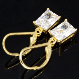 Zeitlose Ohrringe mit Zirkonia (Diamantimitation) im Smaragdschliff treffen auf vergoldetes Sterling Silber (925) mit Klappbrisurverschluss